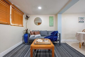 TV - Cozy 1BR • Courtyard + Shared Deck (St. Petersburg)