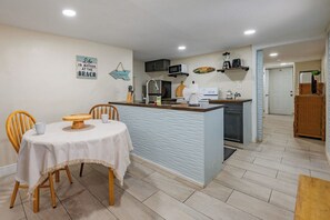 Dining - Cozy 1BR • Courtyard + Shared Deck (St. Petersburg)