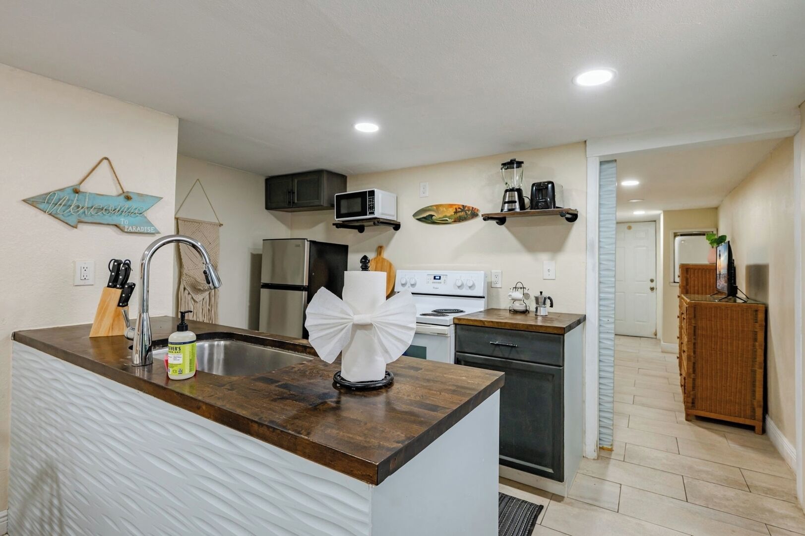 Coffee/tea maker, fridge, microwave, oven