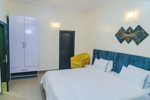Desk, laptop workspace, iron/ironing board, free WiFi - Priesthood Apartment (Ikeja)