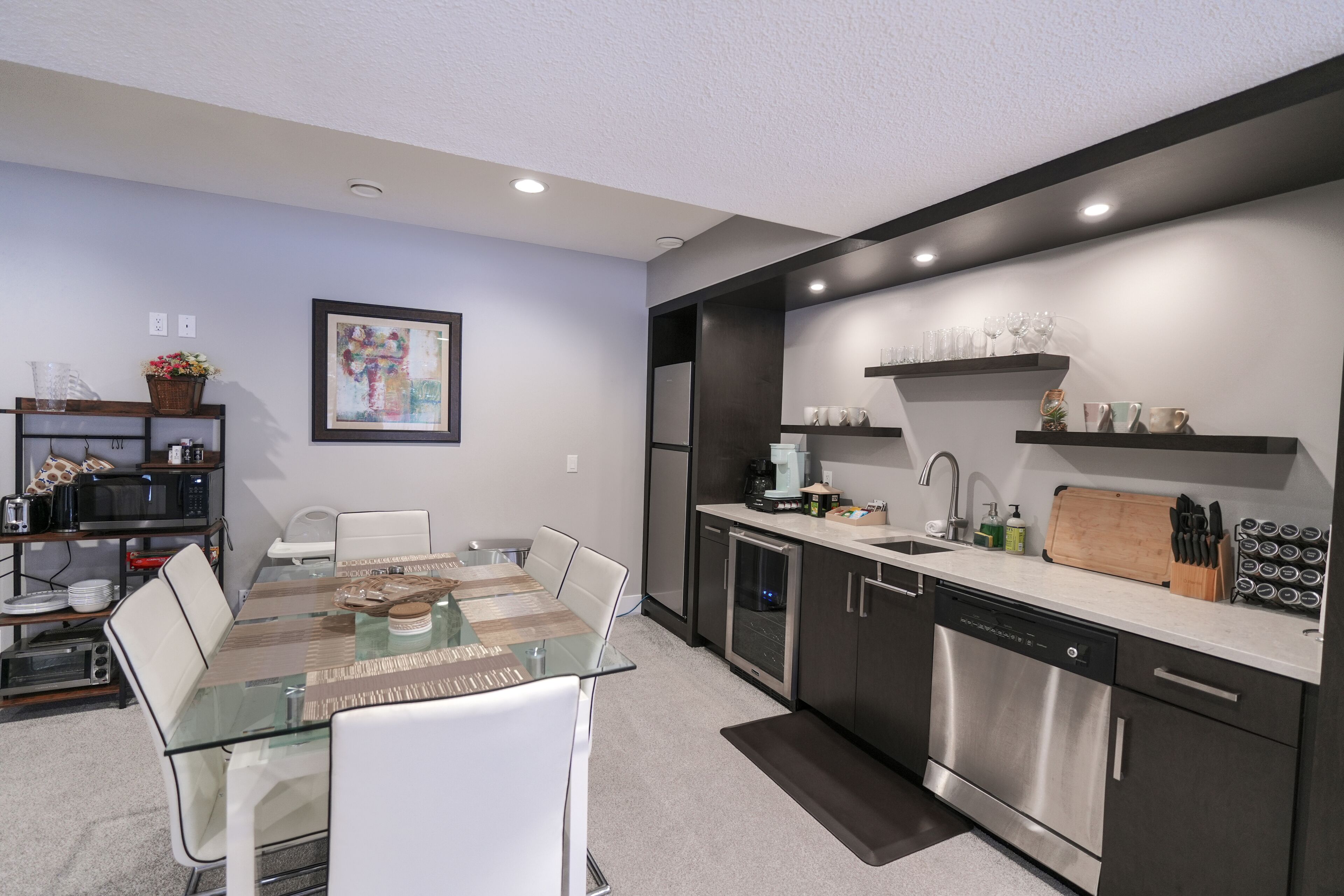 Coffee/tea maker, fridge, microwave, oven