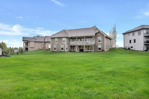 Exterior - Dream Family stay w/ King Bed and Home Theatre! Large Backyard & Pet Friendly (Sturgeon County)