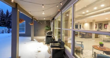 Premium Cozy Family Home! w/ King Bed, Home Theatre, Library, Games, & Backyard