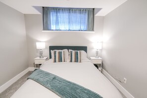 4 habitaciones, escritorio y tabla de planchar con plancha