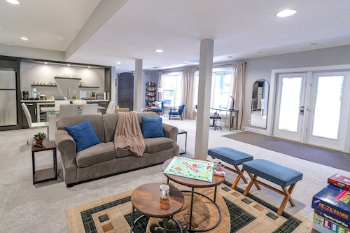 Dream Family stay w/ King Bed and Home Theatre! Large Backyard & Pet Friendly