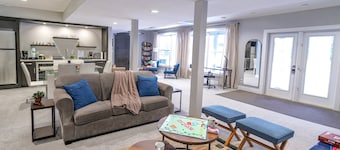 Dream Family stay w/ King Bed and Home Theatre! Large Backyard & Pet Friendly