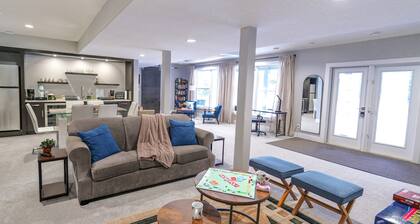 Dream Family stay w/ King Bed and Home Theatre! Large Backyard & Pet Friendly