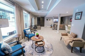 Lobby - Premium Cozy Family Home! w/ King Bed, Home Theatre, Library, Games, & Backyard (Sturgeon County)