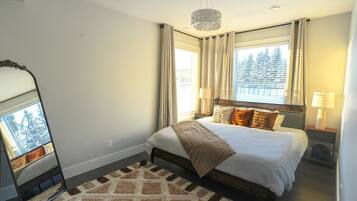 4 bedrooms, desk, iron/ironing board, travel cot