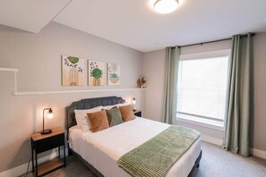 4 bedrooms, in-room safe, desk, iron/ironing board - Premium Family Stay w/ King Bed & Home Theatre (Sturgeon County)