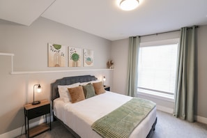 4 bedrooms, desk, iron/ironing board, travel cot - Dream Family stay w/ King Bed and Home Theatre! Large Backyard & Pet Friendly (Sturgeon County)