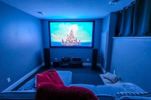 Dream Family stay w/ King Bed and Home Theatre! Large Backyard & Pet Friendly