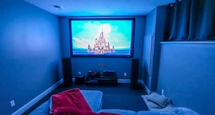Dream Family stay w/ King Bed and Home Theatre! Large Backyard & Pet Friendly