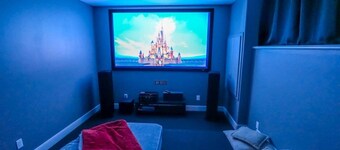 Dream Family stay w/ King Bed and Home Theatre! Large Backyard & Pet Friendly