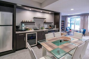 Refrigerador, microondas, lavavajillas y cafetera y tetera 