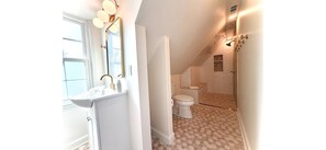Shower, hair dryer, towels, shampoo - Cozy Nashville Retreat w/ Firepit Near Trendy East Nashville Hotspots (Nashville)
