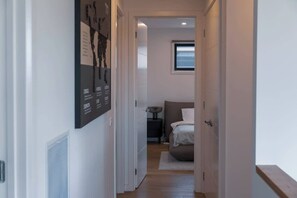 Interior - Spring Deals | Lux 4BR w/ Modern Kicthen & A/C (Vermont South)