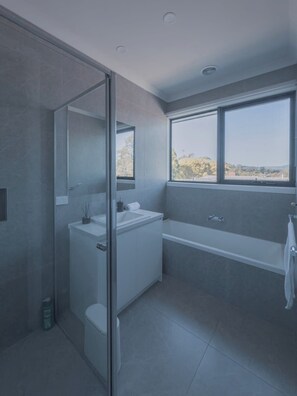 Shower, hair dryer, shampoo - Spring Deals | Lux 4BR w/ Modern Kicthen & A/C (Vermont South)