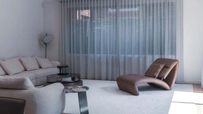TV, offices - Spring Deals | Lux 4BR w/ Modern Kicthen & A/C (Vermont South)