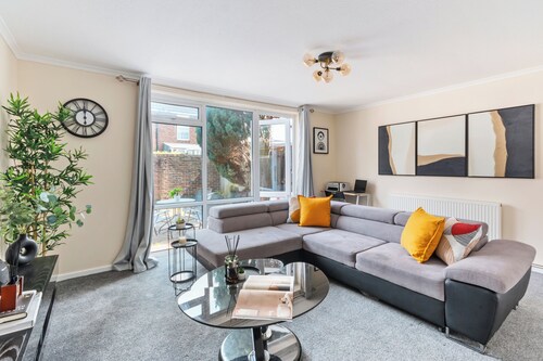 Cozy House w/garden near 02 Arena sleeps 10, 2 mins to station