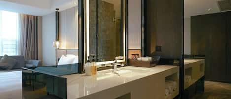 Chambre Simple Supérieure, vue ville | Coffres-forts dans les chambres, bureau