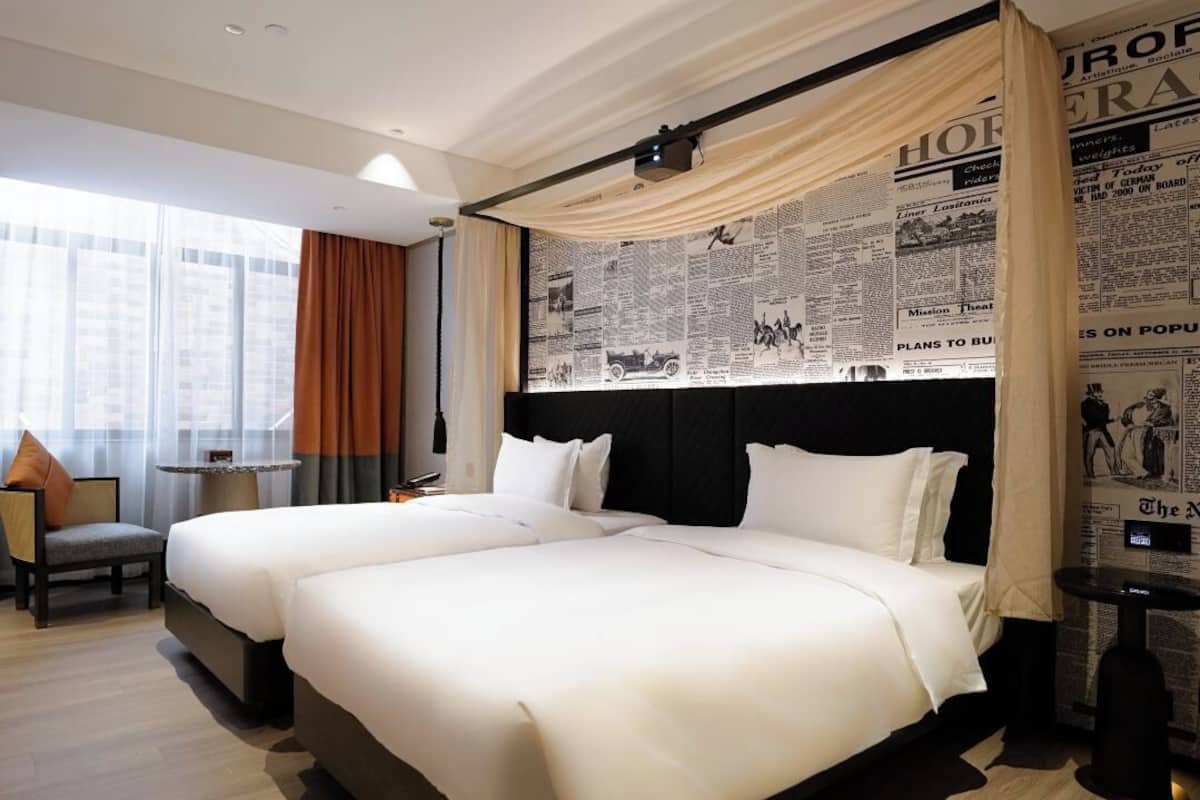 ห้องบิสซิเนสทวิน | ตู้นิรภัยในห้องพัก, โต๊ะทำงาน, พื้นที่ทำงานแบบใช้แล็ปท็อป, ผ้าม่านกันแสง