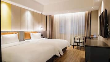 Quarto duplo superior | Cofres nos quartos, escrivaninha, espaço de trabalho para notebook