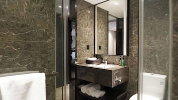 Comfort eenpersoonskamer, uitzicht op de stad | Badkamer | Een douche, een haardroger, badjassen, pantoffels
