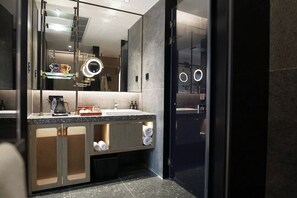 Yhden hengen businesshuone, kaupunkinäköala | Kylpyhuone | Suihku, hiustenkuivaaja, kylpytakit, tohvelit