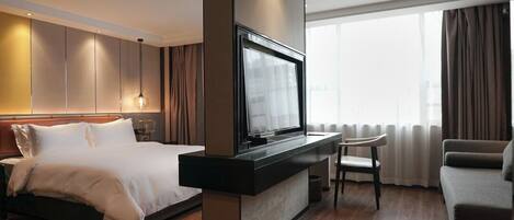 Habitación individual ejecutiva, vistas a la ciudad | Caja fuerte, escritorio, espacio para trabajar con un portátil