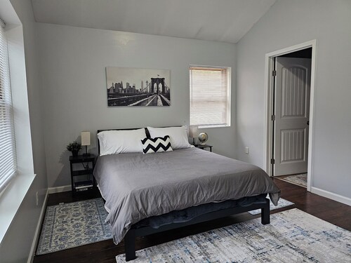 5 Bedroom, 3 Baths, 2 Living Rooms, Super Comfortable Home in Ypsilanti