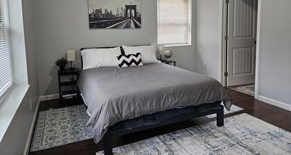 5 Bedroom, 3 Baths, 2 Living Rooms, Super Comfortable Home in Ypsilanti