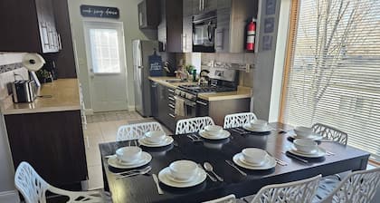 5 Bedroom, 3 Baths, 2 Living Rooms, Super Comfortable Home in Ypsilanti