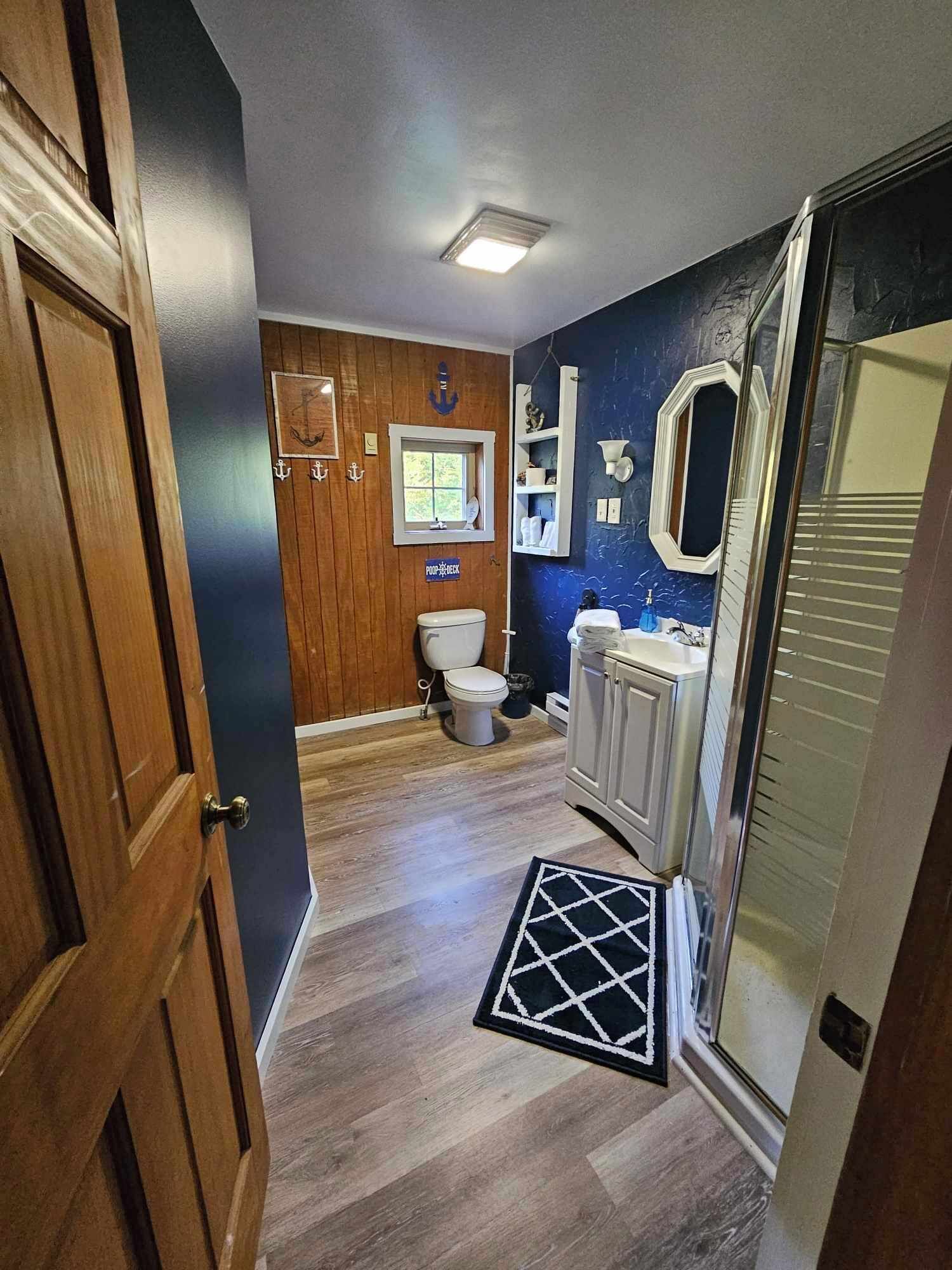 Een douche, een haardroger, handdoeken, zeep