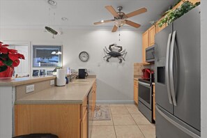 Microwave, oven, stovetop, dishwasher - River Watcher Cottage (Bell)