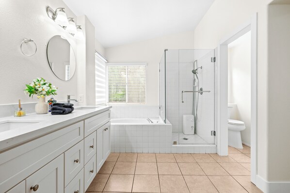 Shower, hair dryer, bidet, towels