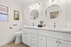 Dusche, Haartrockner, Bidet, Handtücher