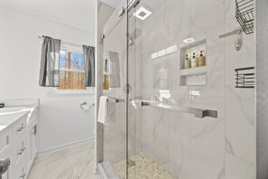 Shower, hair dryer, towels, soap -  Family/Work Crew & Dog Friendly Cottage - Master on Main (Charlotte)