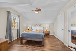4 bedrooms, desk, iron/ironing board, free WiFi -  Family/Work Crew & Dog Friendly Cottage - Master on Main (Charlotte)