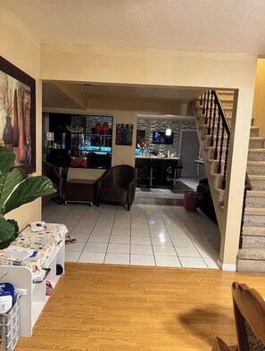 Lobby - Spacious 5-bedroom house in terrific San Diego with AC (San Diego)