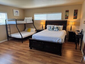 5 bedrooms, iron/ironing board, Internet, bed sheets - Spacious 5-bedroom house in terrific San Diego with AC (San Diego)