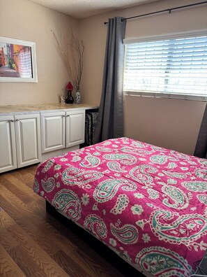 5 habitaciones, tabla de planchar con plancha, internet y ropa de cama 