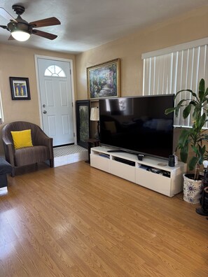 Living area - Spacious 5-bedroom house in terrific San Diego with AC (San Diego)