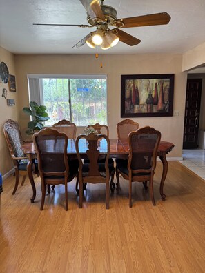 Dining - Spacious 5-bedroom house in terrific San Diego with AC (San Diego)