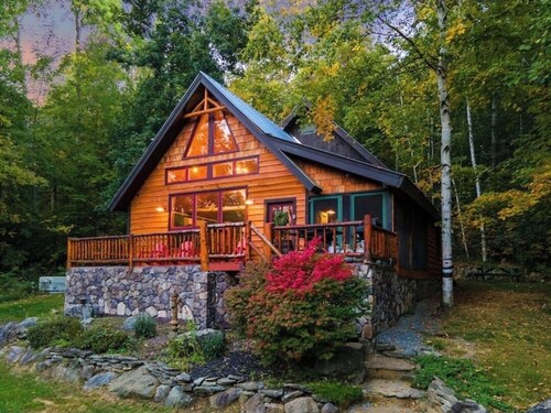 Mountainside Cabin Hot Tub & Fireplace Serenity Less than 2 miles to Lake George