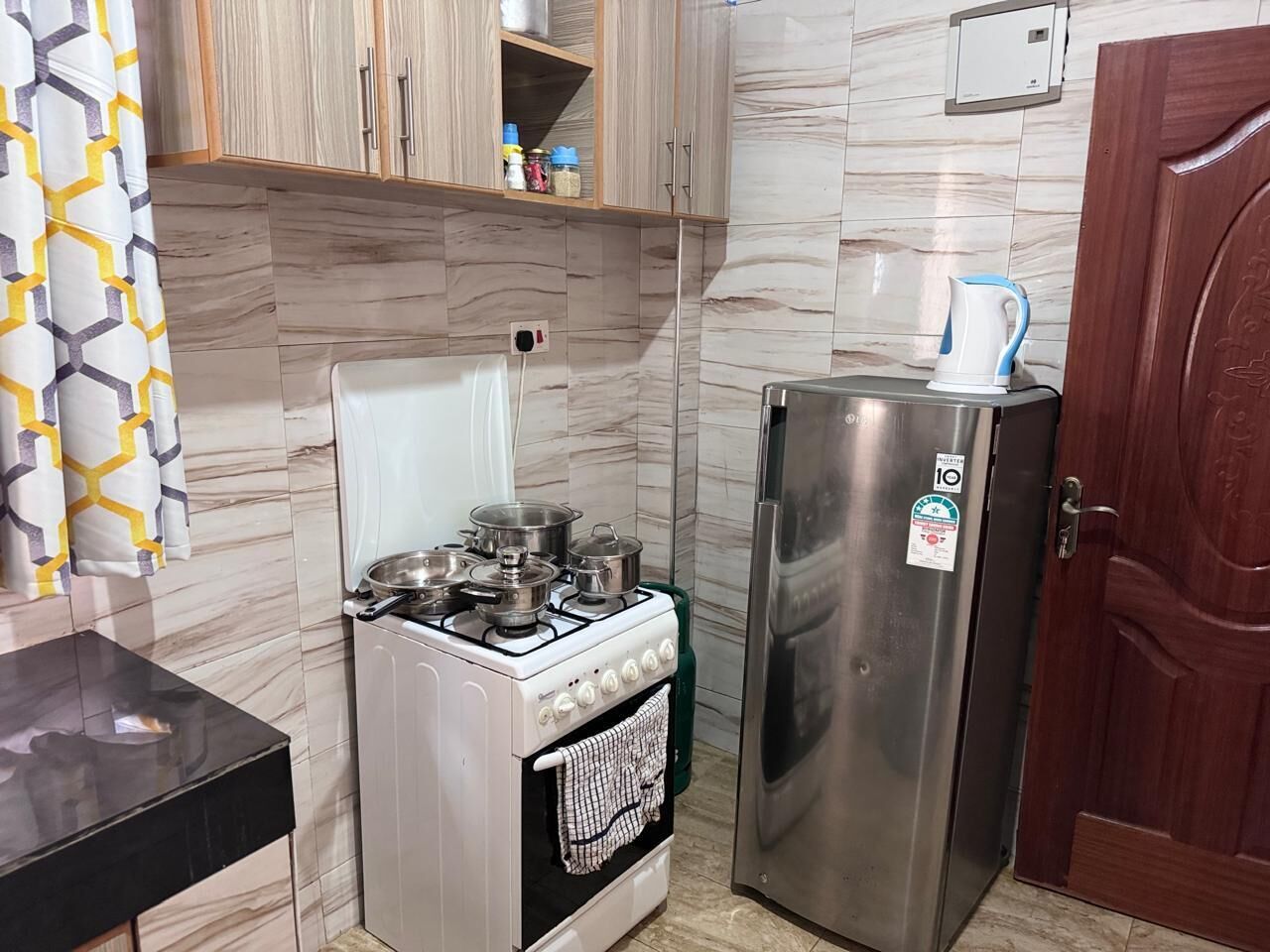 Deluxe Apartment | Private kitchen | Fridge, microwave, cookware/dishes/utensils