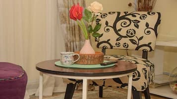 經典公寓 | 起居區 | 32-吋智慧型電視,提供數位頻道