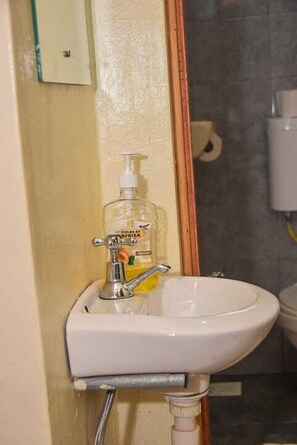 Bathroom - G&M Luxe Abode Vacation Rental Nyeri (King'ong'o)