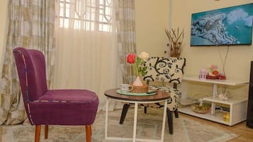 經典公寓 | 起居區 | 32-吋智慧型電視,提供數位頻道