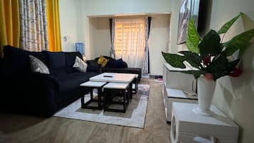 Appartamento Deluxe | Area soggiorno | Smart TV 32 pollici con canali digitali